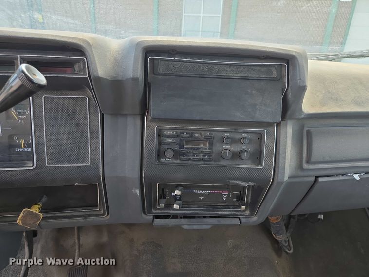 image for item EF1572 1993 Ford F700 flatbed truck