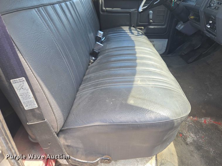 image for item EF1572 1993 Ford F700 flatbed truck