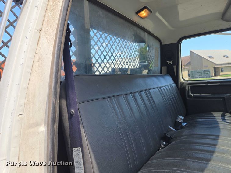 image for item EF1572 1993 Ford F700 flatbed truck