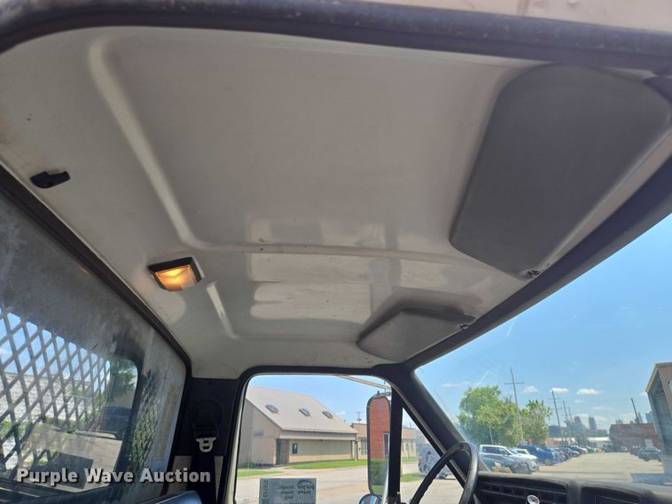 image for item EF1572 1993 Ford F700 flatbed truck