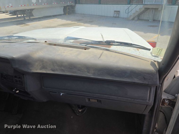 image for item EF1572 1993 Ford F700 flatbed truck