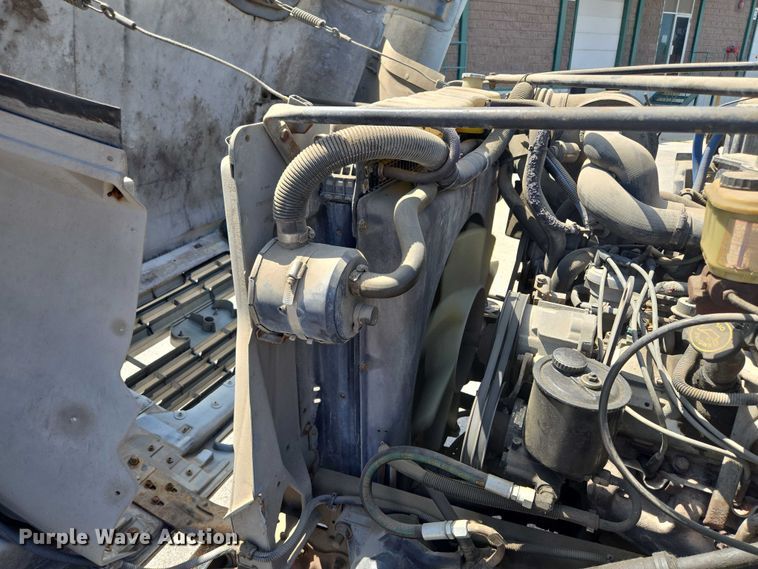 image for item EF1572 1993 Ford F700 flatbed truck