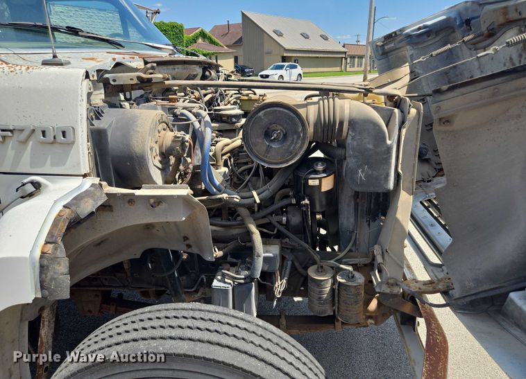 image for item EF1572 1993 Ford F700 flatbed truck