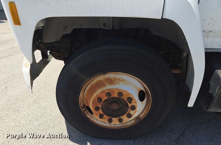 image for item EF1572 1993 Ford F700 flatbed truck