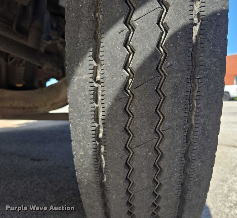 image for item EF1572 1993 Ford F700 flatbed truck