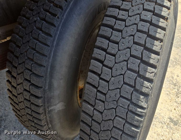 image for item EF1572 1993 Ford F700 flatbed truck