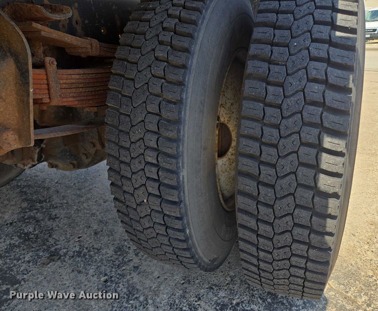 image for item EF1572 1993 Ford F700 flatbed truck