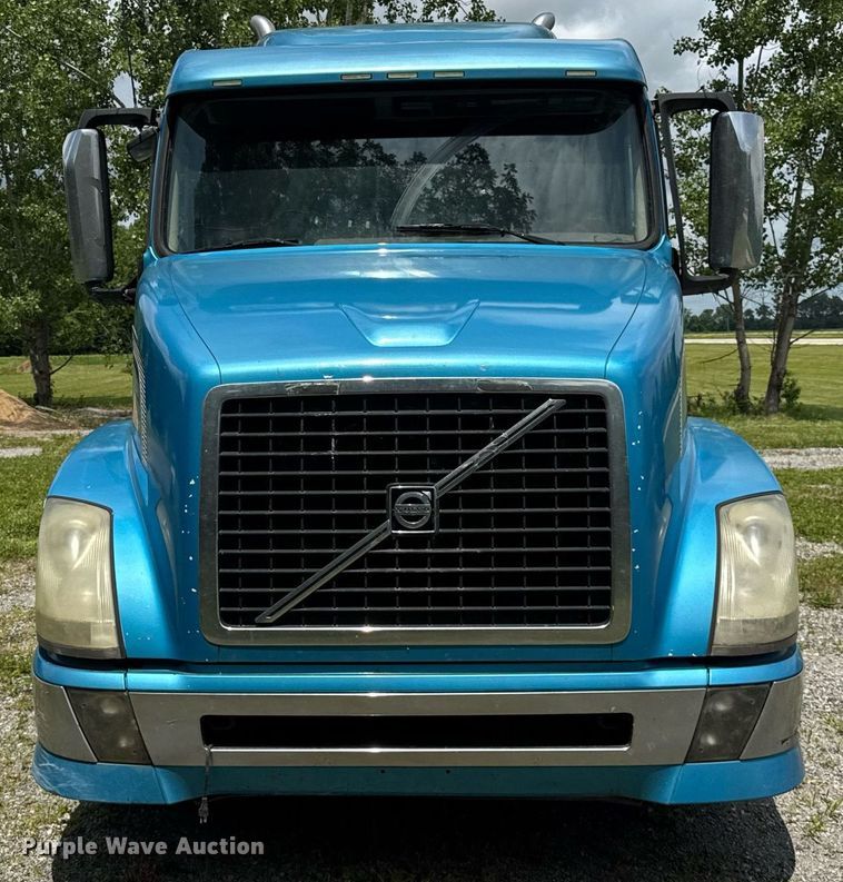 image for item EF2091 2013 Volvo  VNL semi truck