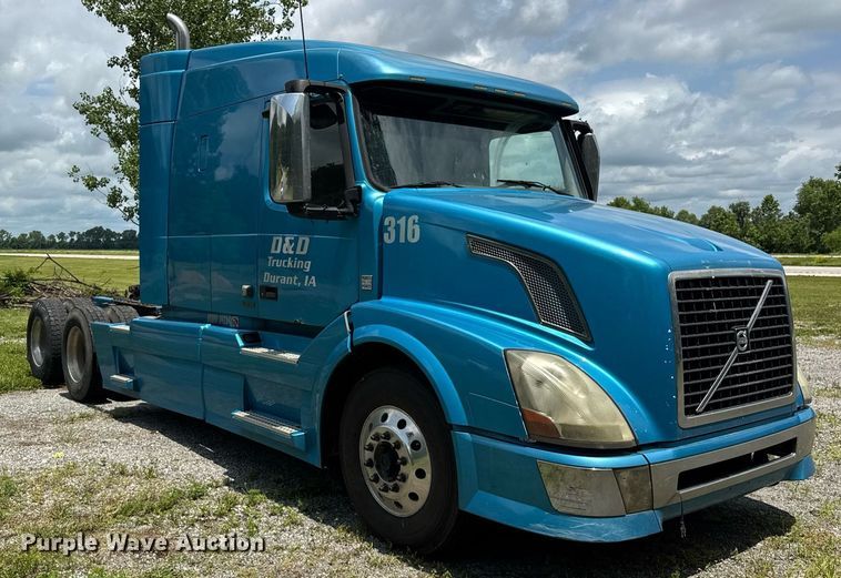 image for item EF2091 2013 Volvo  VNL semi truck