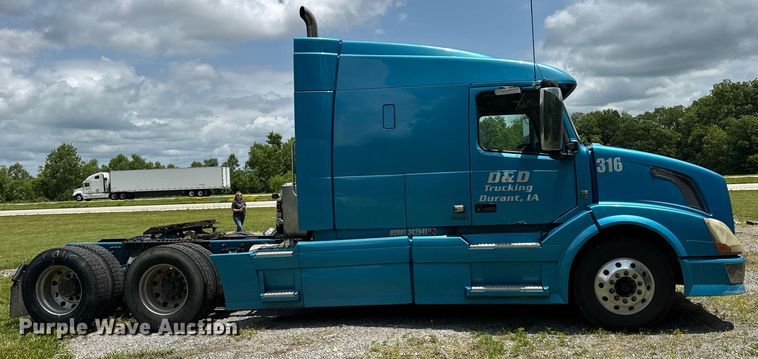 image for item EF2091 2013 Volvo  VNL semi truck