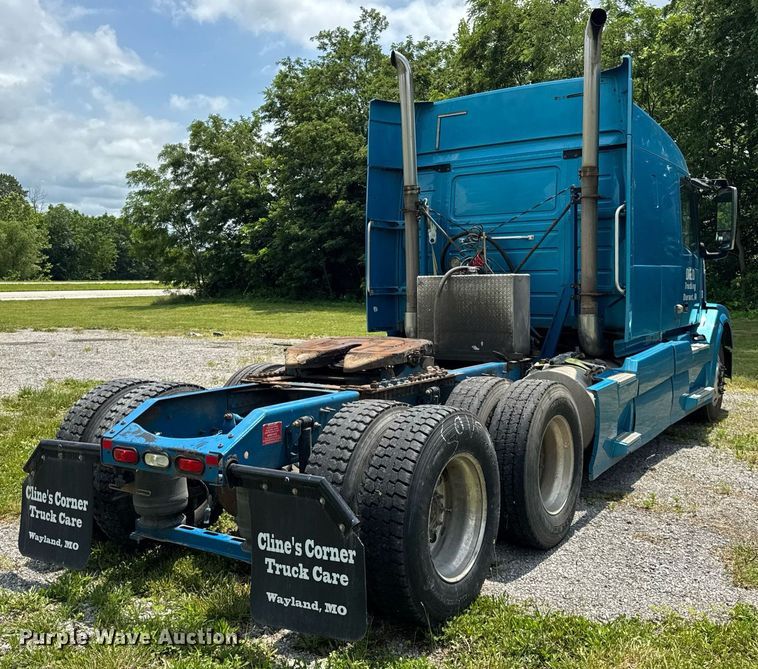 image for item EF2091 2013 Volvo  VNL semi truck