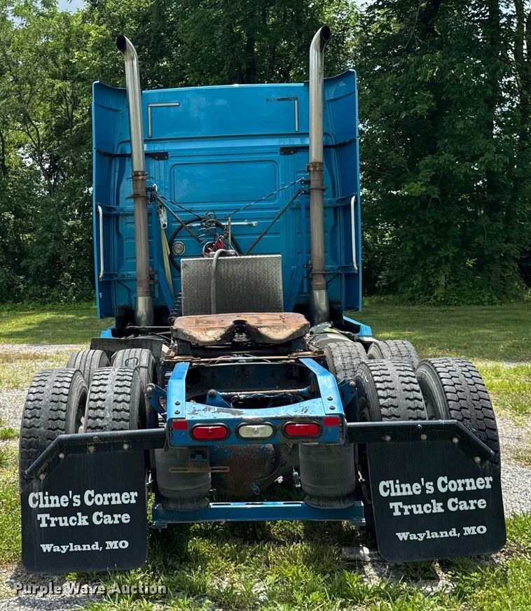 image for item EF2091 2013 Volvo  VNL semi truck