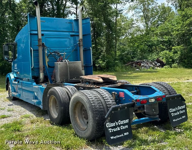 image for item EF2091 2013 Volvo  VNL semi truck