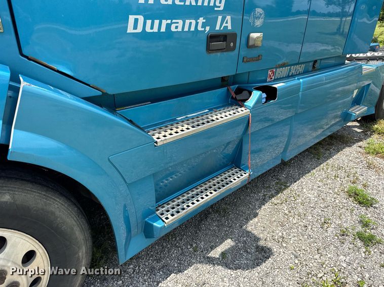 image for item EF2091 2013 Volvo  VNL semi truck