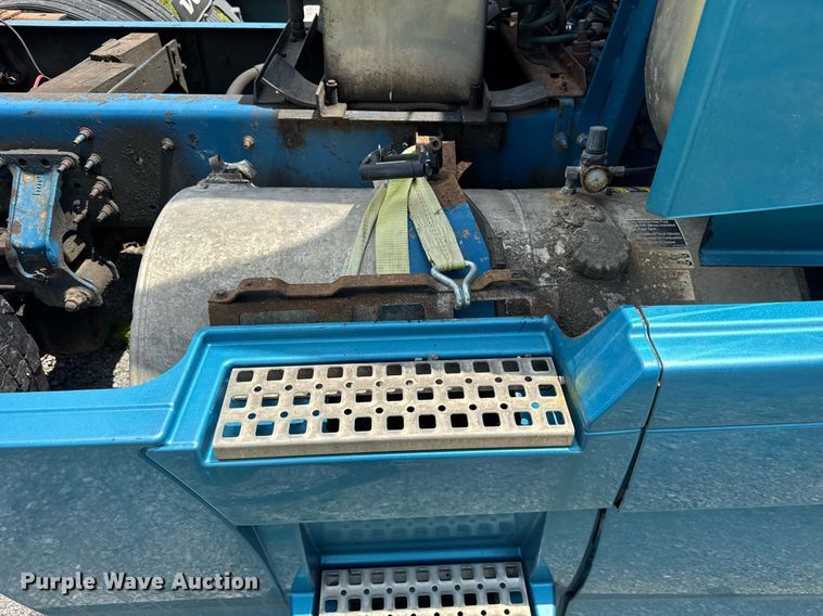 image for item EF2091 2013 Volvo  VNL semi truck