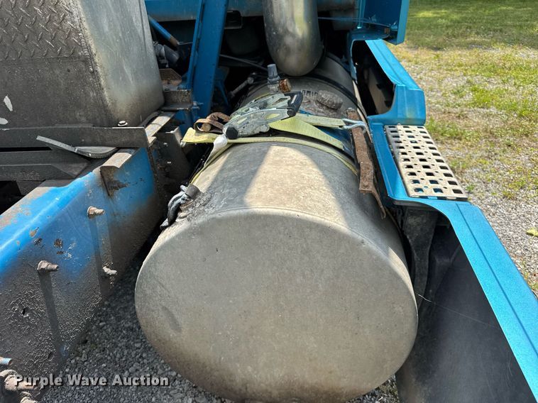 image for item EF2091 2013 Volvo  VNL semi truck