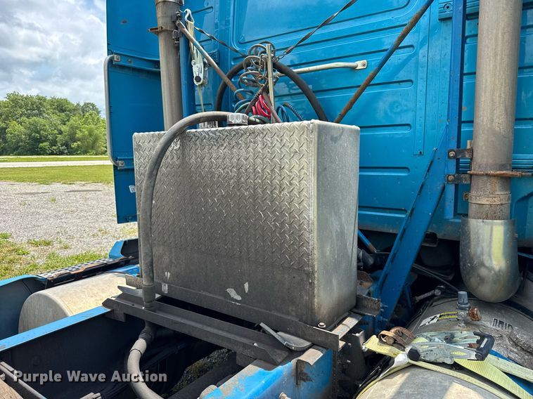 image for item EF2091 2013 Volvo  VNL semi truck