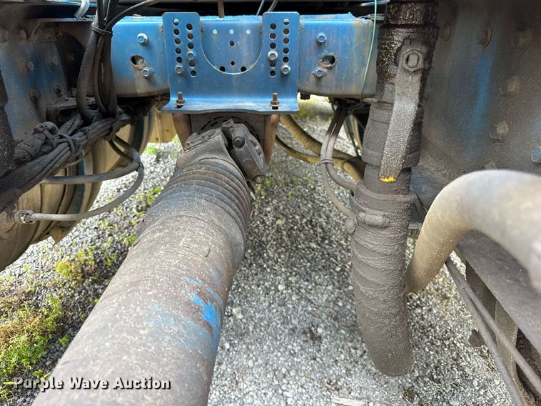 image for item EF2091 2013 Volvo  VNL semi truck