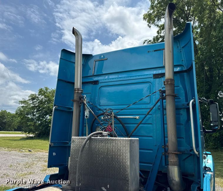 image for item EF2091 2013 Volvo  VNL semi truck