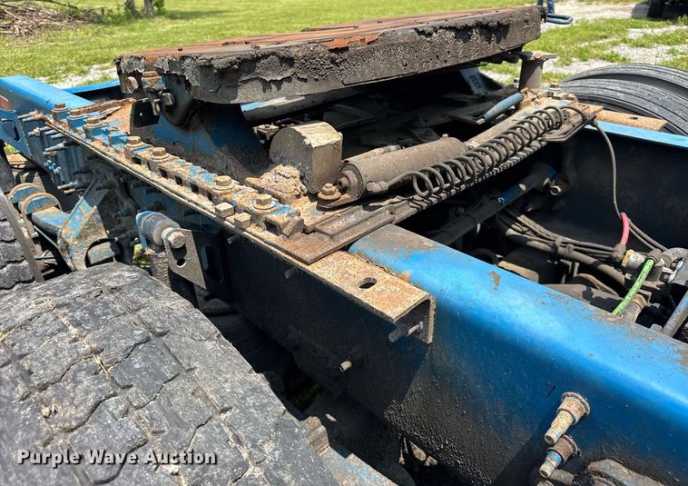 image for item EF2091 2013 Volvo  VNL semi truck