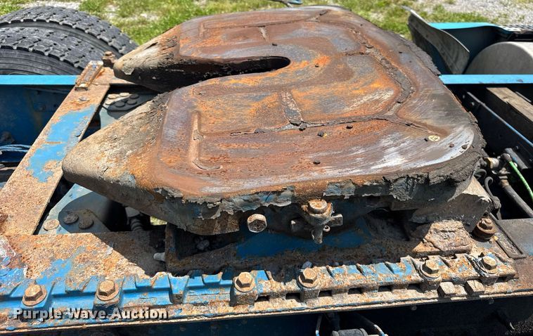 image for item EF2091 2013 Volvo  VNL semi truck