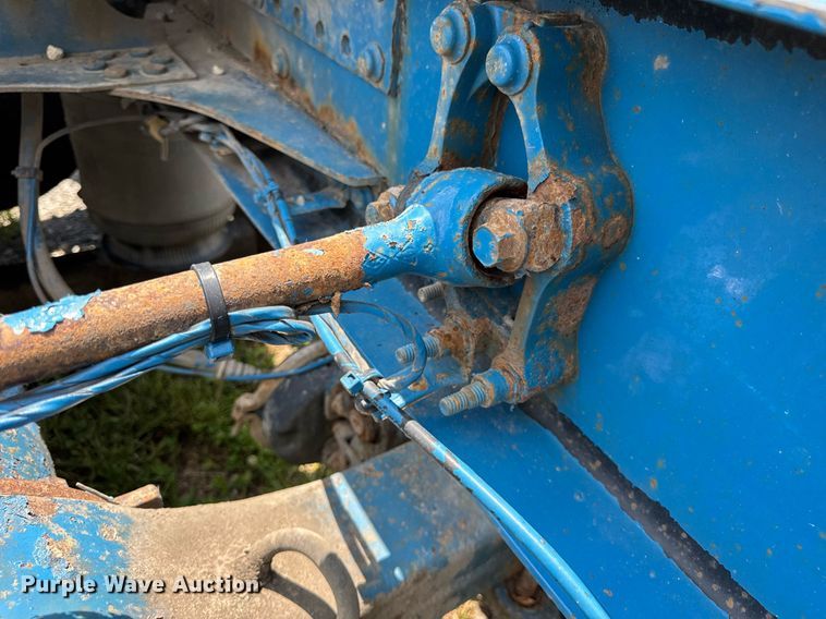 image for item EF2091 2013 Volvo  VNL semi truck