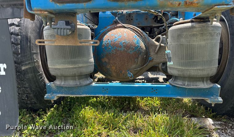 image for item EF2091 2013 Volvo  VNL semi truck