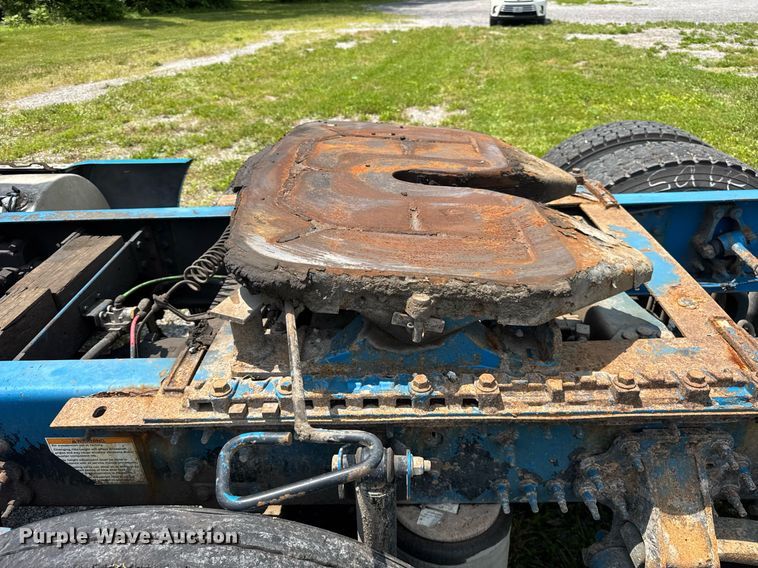 image for item EF2091 2013 Volvo  VNL semi truck