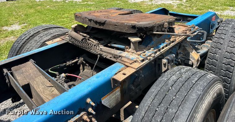 image for item EF2091 2013 Volvo  VNL semi truck