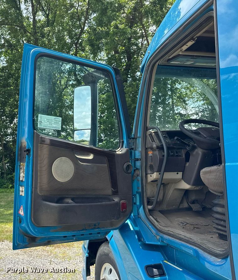 image for item EF2091 2013 Volvo  VNL semi truck