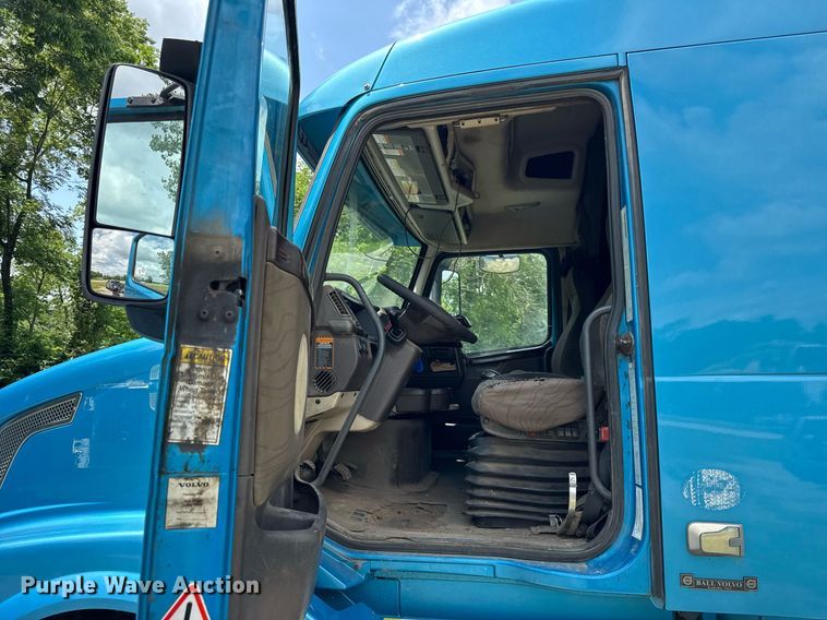 image for item EF2091 2013 Volvo  VNL semi truck