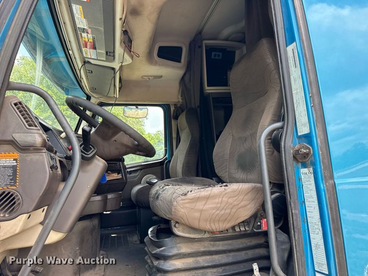 image for item EF2091 2013 Volvo  VNL semi truck