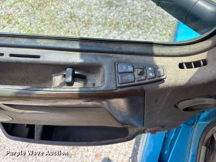 image for item EF2091 2013 Volvo  VNL semi truck