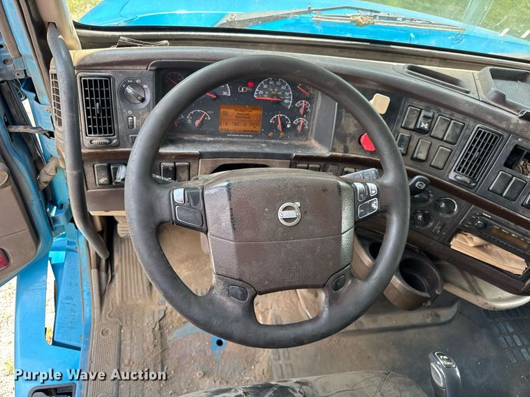 image for item EF2091 2013 Volvo  VNL semi truck