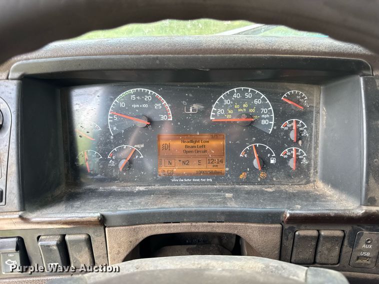 image for item EF2091 2013 Volvo  VNL semi truck