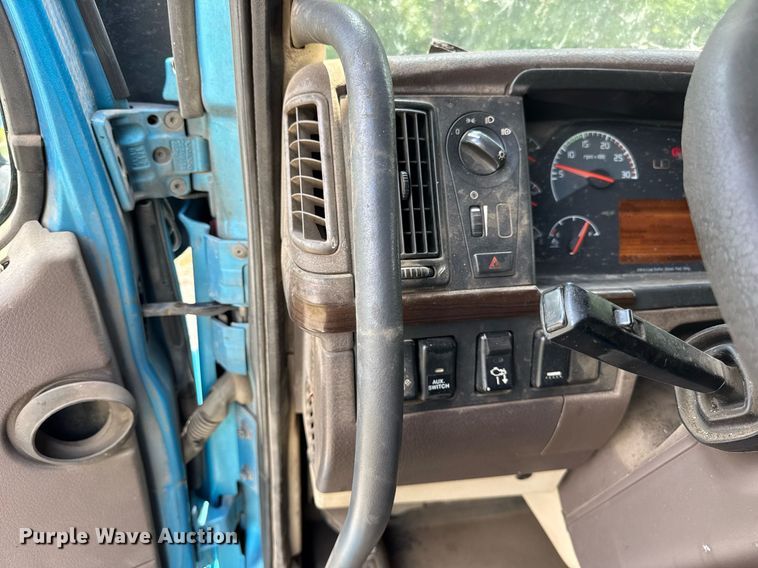 image for item EF2091 2013 Volvo  VNL semi truck