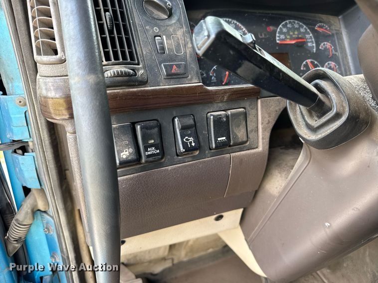 image for item EF2091 2013 Volvo  VNL semi truck