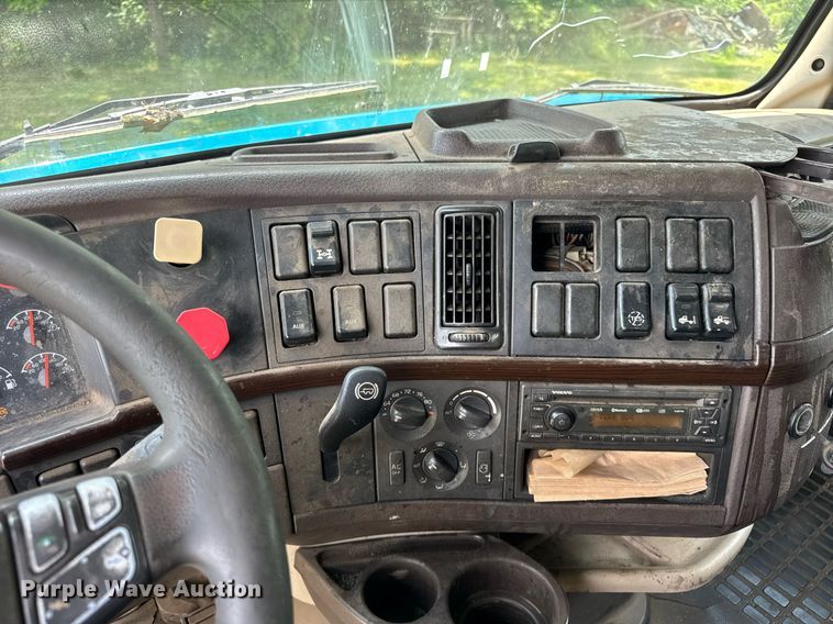 image for item EF2091 2013 Volvo  VNL semi truck