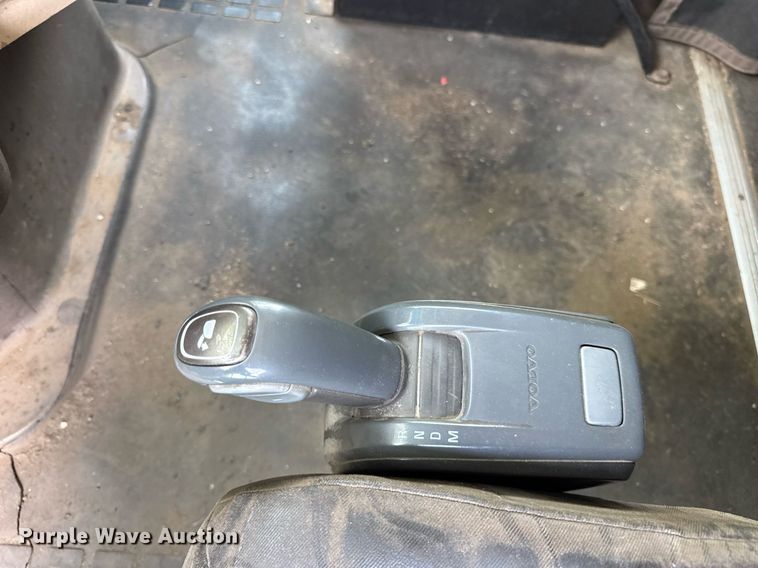 image for item EF2091 2013 Volvo  VNL semi truck