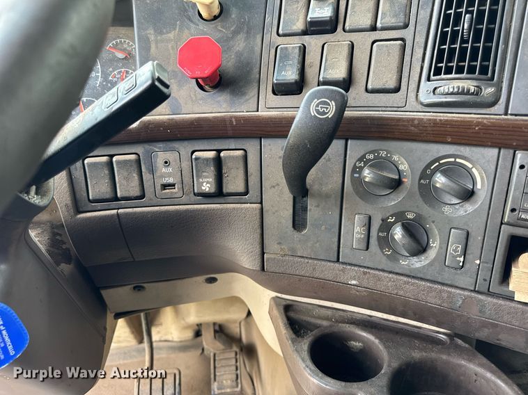 image for item EF2091 2013 Volvo  VNL semi truck