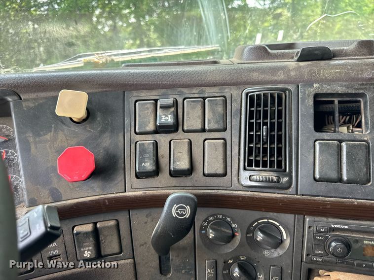 image for item EF2091 2013 Volvo  VNL semi truck