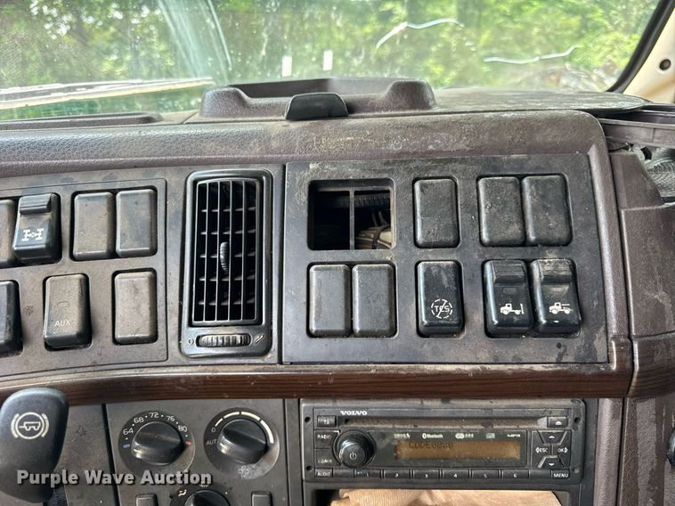 image for item EF2091 2013 Volvo  VNL semi truck