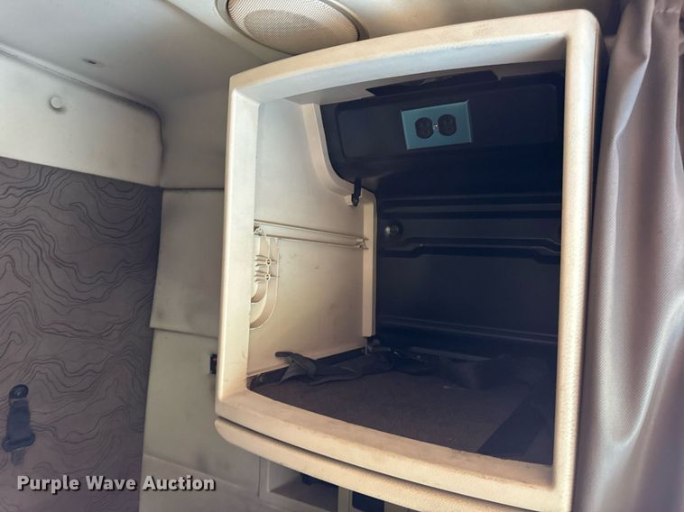 image for item EF2091 2013 Volvo  VNL semi truck