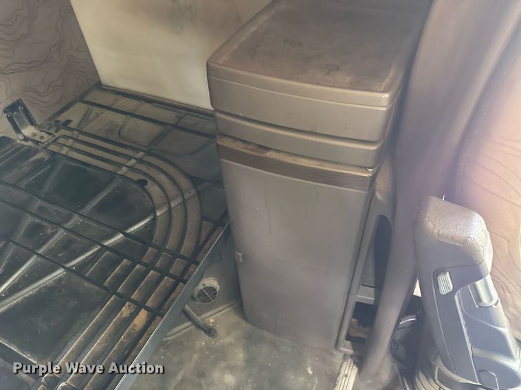 image for item EF2091 2013 Volvo  VNL semi truck