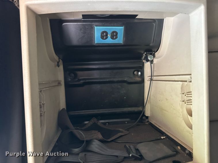 image for item EF2091 2013 Volvo  VNL semi truck