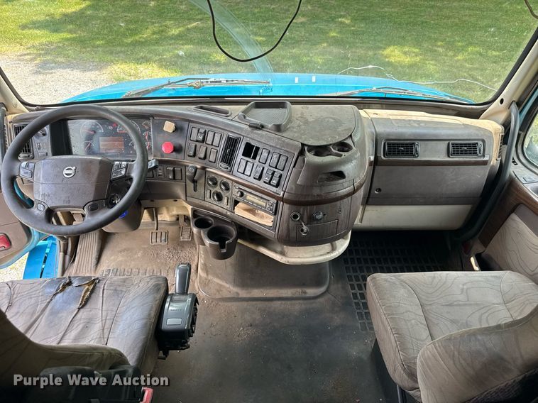 image for item EF2091 2013 Volvo  VNL semi truck