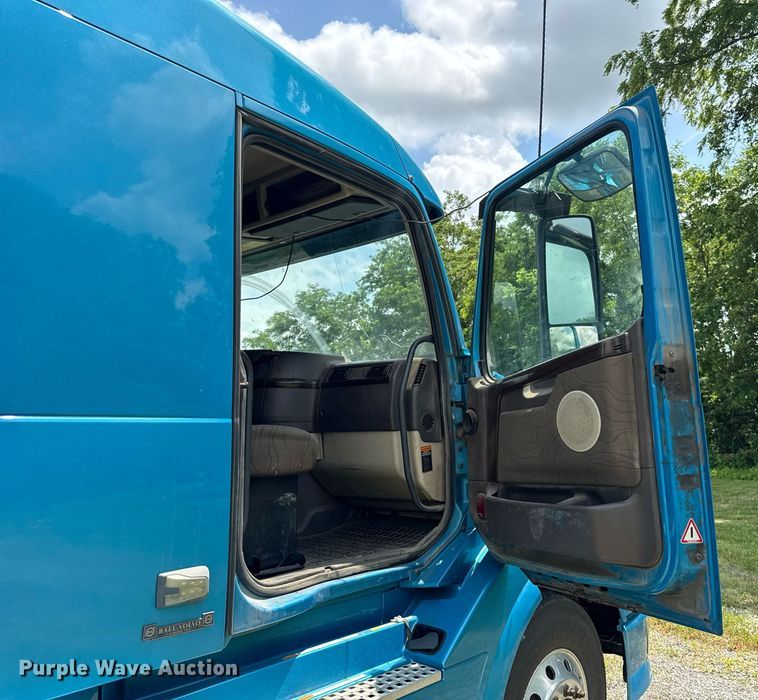 image for item EF2091 2013 Volvo  VNL semi truck