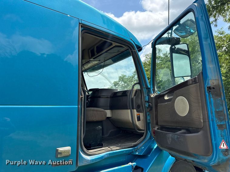 image for item EF2091 2013 Volvo  VNL semi truck