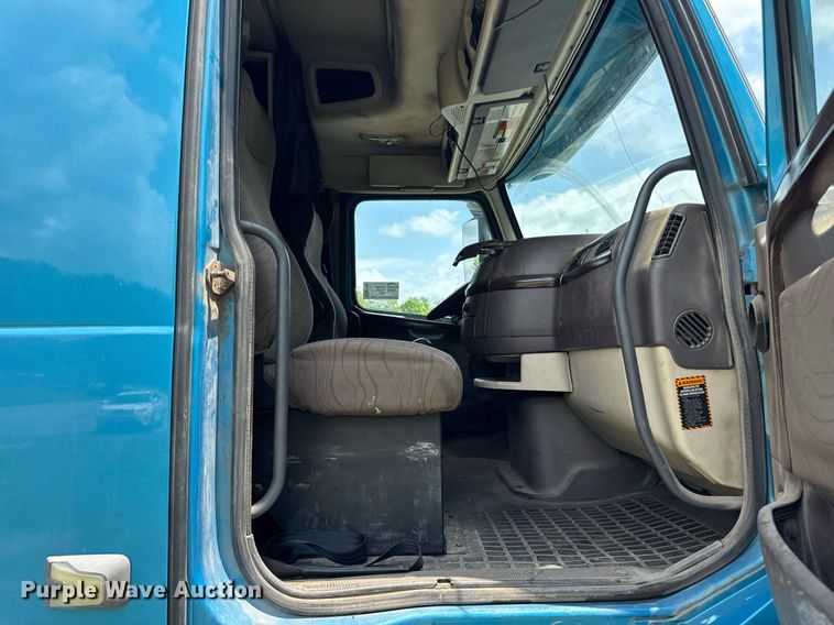 image for item EF2091 2013 Volvo  VNL semi truck