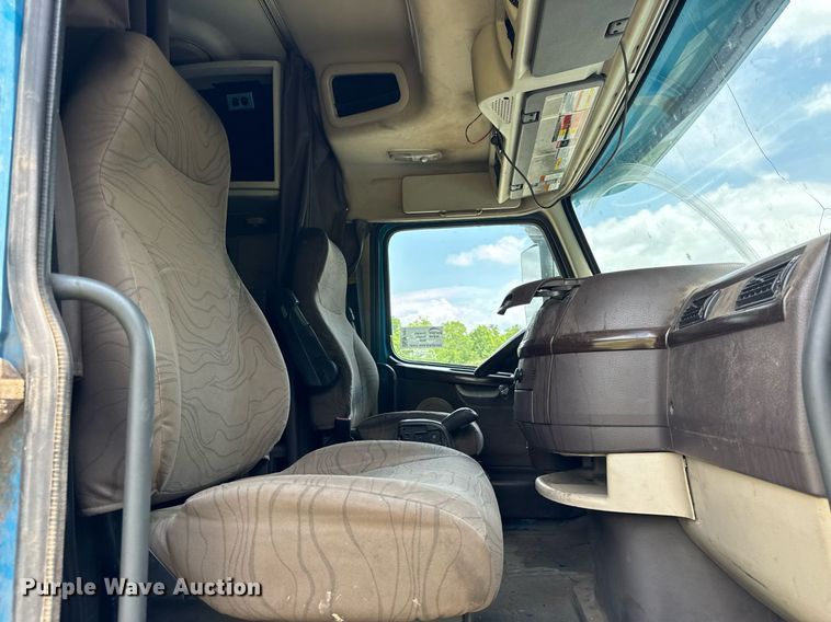 image for item EF2091 2013 Volvo  VNL semi truck